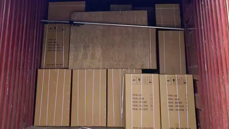 30升35升液氮罐在裝車，發貨新加坡