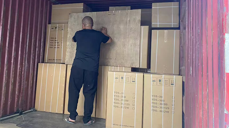 30升35升液氮罐在裝車，發（fā）往新加坡