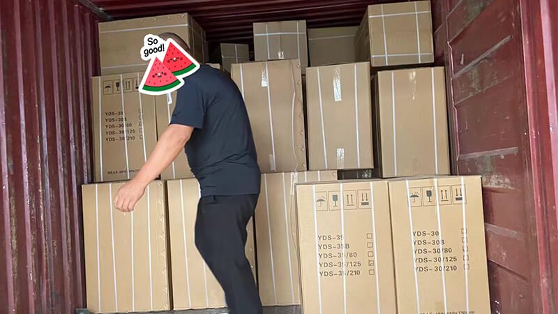 30升（shēng）35升液氮罐在裝車（chē），開始發往新加坡